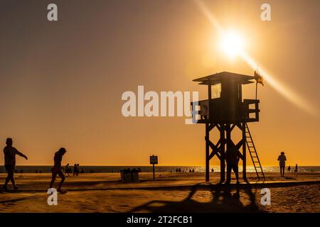 Rettungsschwimmer am Strand bei Sonnenuntergang in Los Bateles de Conil de la Frontera, Cadiz. Andalusien Stockfoto