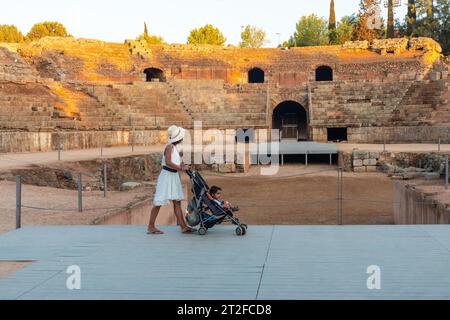 Römische Ruinen von Merida, spazieren mit dem Baby im römischen Amphitheater. Extremadura, Spanien Stockfoto