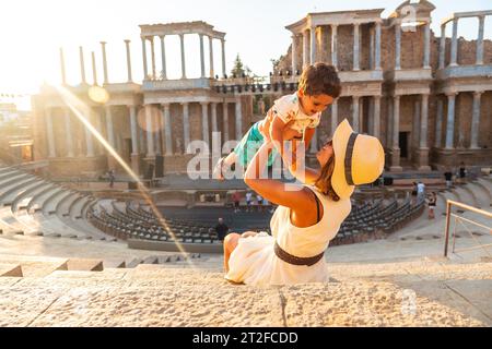 Römische Ruinen von Merida, einer Mutter mit ihrem Baby, die Spaß im römischen Theater hat. Extremadura, Spanien Stockfoto