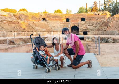 Römische Ruinen von Merida, eine Touristenfamilie, die das römische Amphitheater besucht. Extremadura, Spanien Stockfoto