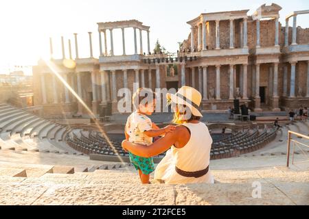 Römische Ruinen von Merida, eine Mutter mit ihrem Baby, die das römische Theater besucht. Extremadura, Spanien Stockfoto