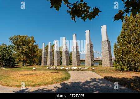 Natur und Enten am Denkmal der sieben Stühle neben dem Fluss in Merida, Extremadura. Spanien Stockfoto