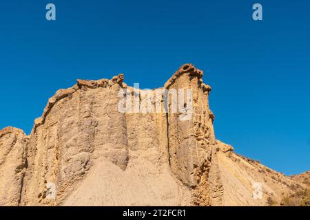 Details zu den Wüstenmauern von Tabernas, Provinz Almeria, Andalusien. Auf einer Wanderung in der Rambla del Infierno Stockfoto