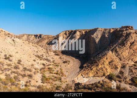 Wüste Tabernas, Provinz Almeria, Andalusien. Auf einer Wanderung in der Rambla del Infierno Stockfoto