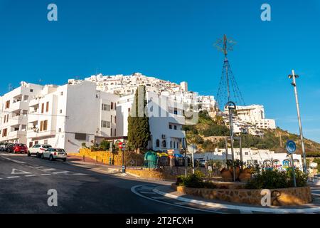 Mojacar Stadt mit weißen Häusern auf dem Gipfel des Berges. Costa Blanca im Mittelmeer, Almeria. Spanien Stockfoto