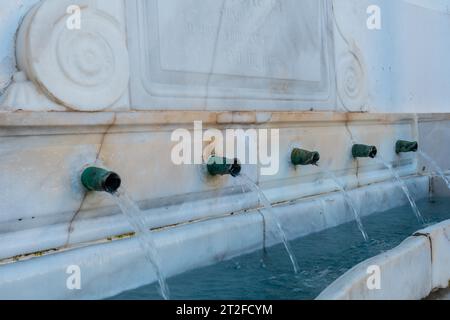 Detail des öffentlichen Mojacar-Brunnens (Fuente Mora) in der Stadt Mojacar mit weißen Häusern auf der Spitze des Berges. Costa Blanca im Mittelmeer Stockfoto