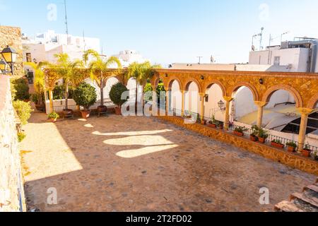 Blick von oben auf die Plaza del Parterre neben der Kirche Santa Maria in Mojacar, einer Stadt mit weißen Häusern auf dem Gipfel des Berges. Costa Blanca in Stockfoto