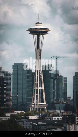 Vertikale Aufnahme der Space Needle und einiger Gebäude in Downtown Seattle, Washington, an einem bewölkten Tag. Stockfoto