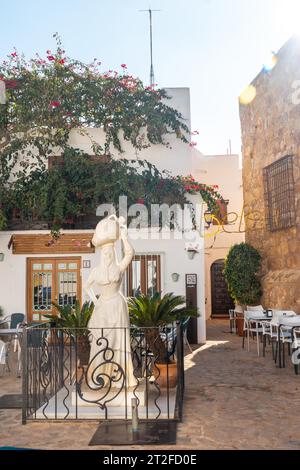 Skulptur auf der Plaza del Parterre neben der Kirche Santa Maria in Mojacar, einer Stadt mit weißen Häusern auf dem Berg. Costa Blanca im Stockfoto