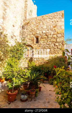 Plaza del Parterre neben der Kirche Santa Maria in Mojacar, einer Stadt mit weißen Häusern auf dem Gipfel des Berges. Costa Blanca im Mittelmeer Stockfoto