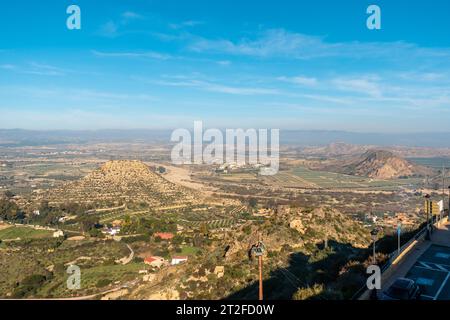 Blick vom Plaza Nueva de Mojacar, einer Stadt mit weißen Häusern auf dem Gipfel des Berges. Costa Blanca im Mittelmeer, Almeria. Spanien Stockfoto