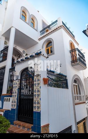 Kostbare Dinge in der Gemeinde Mojacar, einer Stadt mit weißen Häusern auf dem Gipfel des Berges. Costa Blanca im Mittelmeer, Almeria. Stockfoto