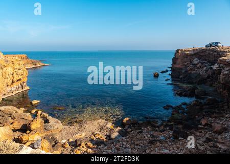 Cala del Gambote neben dem Strand Los Locos in der Küstenstadt Torrevieja, Alicante, Valencianische Gemeinde. Spanien, Mittelmeer an der Costa Stockfoto