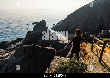 Cala Penon, ein junger Tourist, der von oben auf den Strand in den Höhlen von Almanzora blickt, hat einen unberührten und versteckten Strand in Almeria geschnitten. Mittelmeer auf Stockfoto