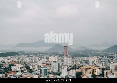 Nha Trang, Vietnam - 2. November 2022 : Blick auf die Stadt Nha Trang mit Wolkenhimmel Stockfoto