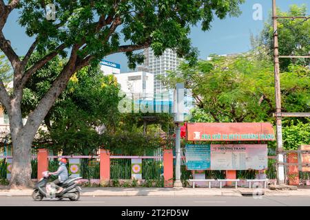 Nha Trang, Vietnam - 2. November 2022: Bushaltestelle und Motorrad Stockfoto