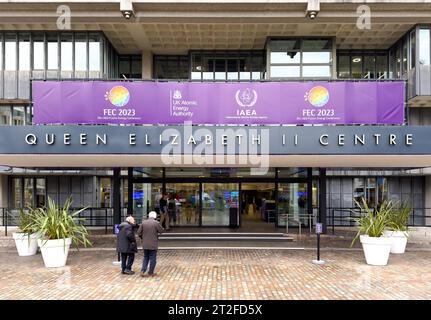 Die Vorderseite des Queen Elizabeth II Centre in Westminster, London, Großbritannien, wo die jährliche IAEO Fusion Energy Conference über Kernenergie stattfindet. Stockfoto