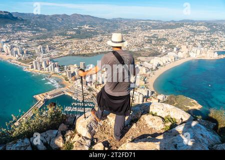 Ein junger Wanderer auf der Spitze des Naturparks Penon de Ifach in Calpe, Valencia, Valencia, Gemeinde Valencia. Spanien. Mittelmeer. Blick auf den Kantal Stockfoto