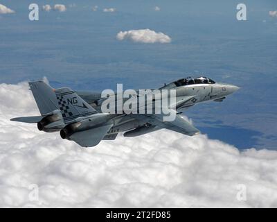 F-14A Tomcat von VF-211 Kampfkameraden, die über den Wolken fliegen. Stockfoto