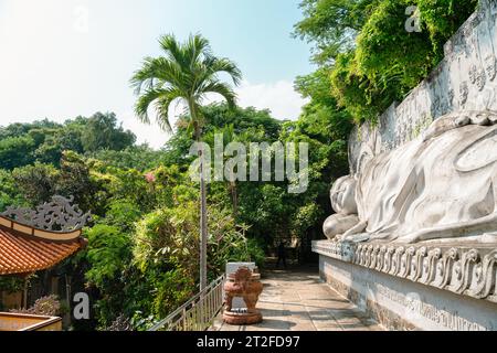 Nha Trang, Vietnam - 2. November 2022 : Chua Long Son Pagode Tempel buddha Statue Stockfoto