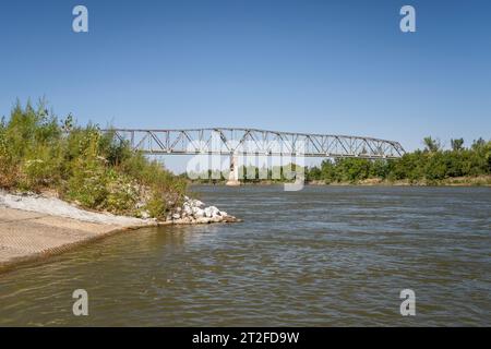 Bootsrampe und Fachwerkbrücke über den Missouri River in Brownville, Nebraska Stockfoto