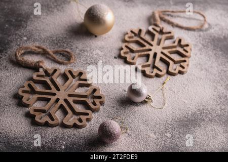 Foto in einer horizontalen Winterfotografie, ein rundes Spielzeug Weihnachtsschmuck Eine Szene der Dezemberfeier, die kugelförmigen Weihnachtsschmuck schmücken Stockfoto