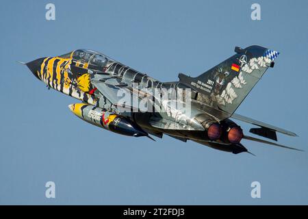 Ein Tornado ECR der deutschen Luftwaffe startet. Stockfoto