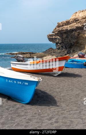 Fischerboote am Strand der Küstenstadt Ajuy in der Nähe der Stadt Pajara, Westküste der Insel Fuerteventura, Kanarische Inseln. Spanien Stockfoto