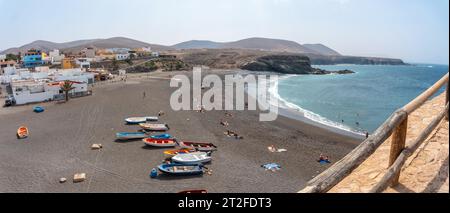 Panoramablick auf den Strand der Küstenstadt Ajuy in der Nähe der Stadt Pajara, Westküste der Insel Fuerteventura, Kanarische Inseln. Spanien Stockfoto