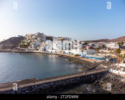 Aus der Vogelperspektive auf die Küstenstadt Las Playitas, Ostküste der Insel Fuerteventura, Kanarische Inseln. Spanien Stockfoto