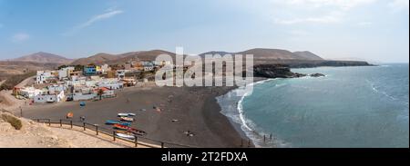 Panoramablick auf den Strand der Küstenstadt Ajuy in der Nähe der Stadt Pajara, Westküste der Insel Fuerteventura, Kanarische Inseln. Spanien Stockfoto