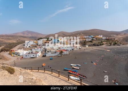 Panoramablick auf den Strand der Küstenstadt Ajuy in der Nähe der Stadt Pajara, Westküste der Insel Fuerteventura, Kanarische Inseln. Spanien Stockfoto