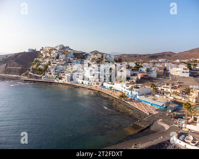 Aus der Vogelperspektive auf den Strand und die Küstenstadt Las Playitas, Ostküste der Insel Fuerteventura, Kanarische Inseln. Spanien Stockfoto