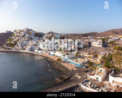 Aus der Vogelperspektive auf den Strand und die Küstenstadt Las Playitas, Ostküste der Insel Fuerteventura, Kanarische Inseln. Spanien Stockfoto