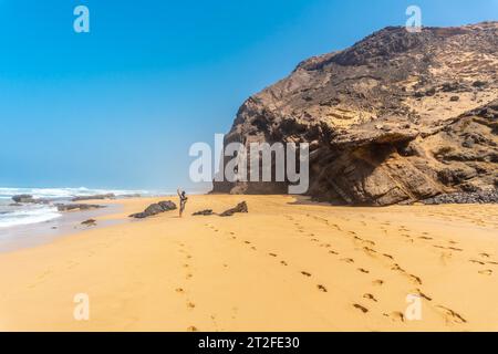 Ein junger Vater im Roque del Moro am Strand Cofete des Naturparks Jandia, Barlovento, südlich von Fuerteventura, Kanarische Inseln. Spanien Stockfoto