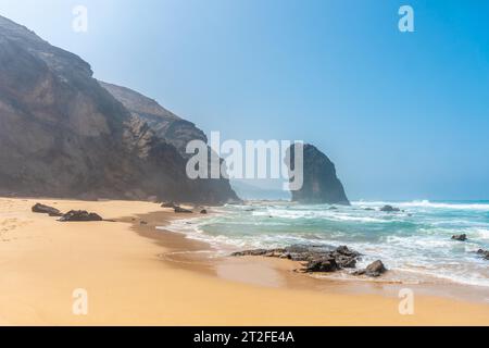 Roque Del Moro vom Strand Cofete im Naturpark Jandia, Barlovento, südlich von Fuerteventura, Kanarische Inseln. Spanien Stockfoto