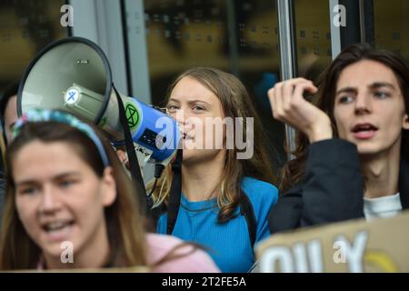 London, England, Großbritannien. Oktober 2023. GRETA THUNBERG schließt sich Aktivisten von Fossil Free London an einem Protest gegen „Oil Money Out“ an, der vor den Büros von JP Morgan in Canary Wharf stattfand. (Kreditbild: © Thomas Krych/ZUMA Press Wire) NUR REDAKTIONELLE VERWENDUNG! Nicht für kommerzielle ZWECKE! Stockfoto