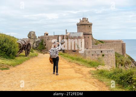 Ein junger Tourist in Fort-la-Latte Castle neben Kap Frehel und in der Nähe von Saint-Malo, Plevenon Halbinsel, Französisch Bretagne. Frankreich Stockfoto