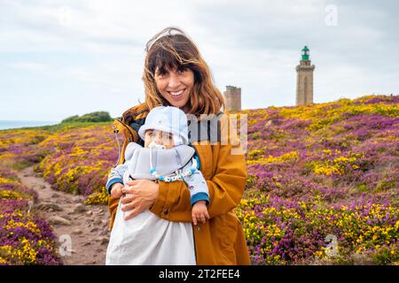 dÂ Mutter neben den Blumen im Sommer in Phare du Cap Frehel, ist ein maritimer Leuchtturm in Cotes-Armor Frankreich. An der Spitze von Cap Frehel Stockfoto