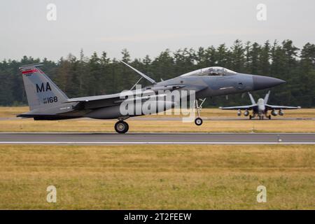 F-15C der Massachusetts Air National Guard landet auf der Luftwaffenbasis Hohn. Stockfoto