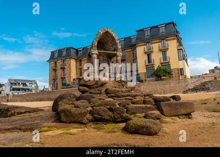 Ebbe im Heiligtum La Plage Saint Guirec in der Stadt Perros-Guirec im Departement Cotes-d'Armor in der französischen Bretagne Stockfoto