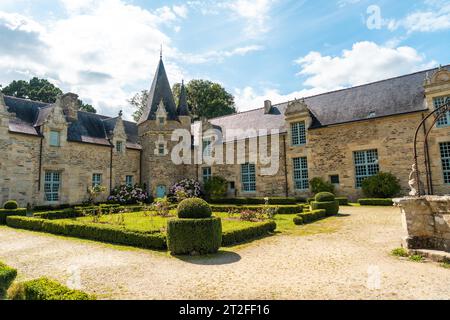 Der wunderschöne Schlosspark Rochefort en Terre im mittelalterlichen Dorf Rochefort-en-Terre, Departement Morbihan in der Bretagne. Frankreich Stockfoto