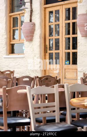 IOS, Griechenland - 11. September 2023 : Blick auf eine geschlossene traditionelle Bar am Tag auf dem Hauptplatz von iOS Griechenland Stockfoto