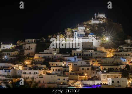 Panoramablick auf die malerische beleuchtete Insel iOS in Griechenland bei Nacht Stockfoto