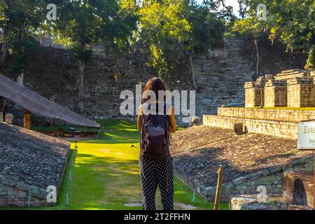 Ein junges Mädchen, das das Ballspielfeld in den Tempeln von Copan Ruinas beobachtet. Honduras Stockfoto