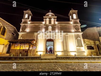 Die Kirche in der Nacht von Copan Ruinas auf dem Platz. Honduras Stockfoto