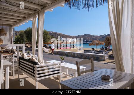 IOS, Griechenland - 11. September 2023 : Blick auf eine Strandbar in der Nähe des Hafens von iOS Griechenland Stockfoto