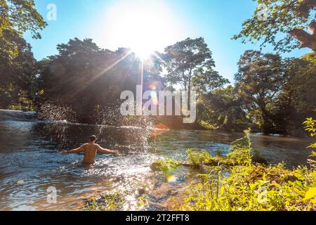 See Yojoa, Honduras Â», Dezember 2019: Ein junger Mann, der über dem Pulhapanzak-Wasserfall schwimmt Stockfoto