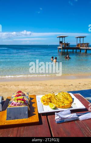 Roatan, Honduras Â», Januar 2020: Essen am West End Beach auf Roatan Island Stockfoto