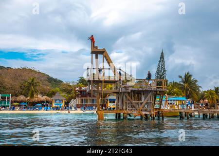 Roatan, Honduras Â», Januar 2020: Ein hölzernes Trampolin in West Bay auf Roatan Island Stockfoto